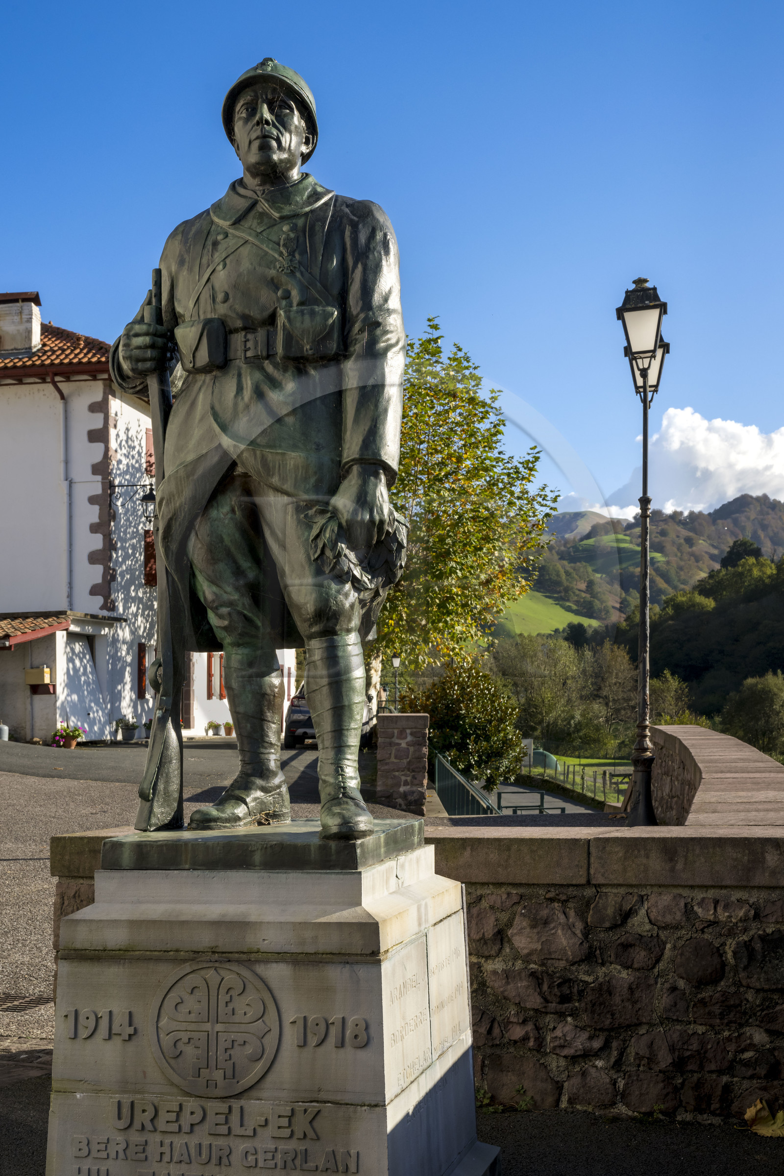 France, Pyrénées-Atlantiques (64), Pays-Basque, vallée des Aldudes, Urepel, le monument aux morts