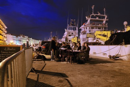 France, Hérault (34), Sète, canal Royal, terrasse de restaurant devant un chalutier sur le quai du Général Durand