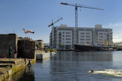 Republic of Ireland, County Dublin, Dublin, popular district of the docks, children plunging into the harbor
