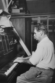 Gabon, Province du Moyen-Ogooué, Lambaréné, Hopital Albert Schweitzer, Albert Schweitzer au piano dans sa maison (image d'archive)