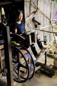 Vietnam, province de Lao Cai, région de Sapa, femme de la minorité Hmong Noir dans son atelier de tissage
