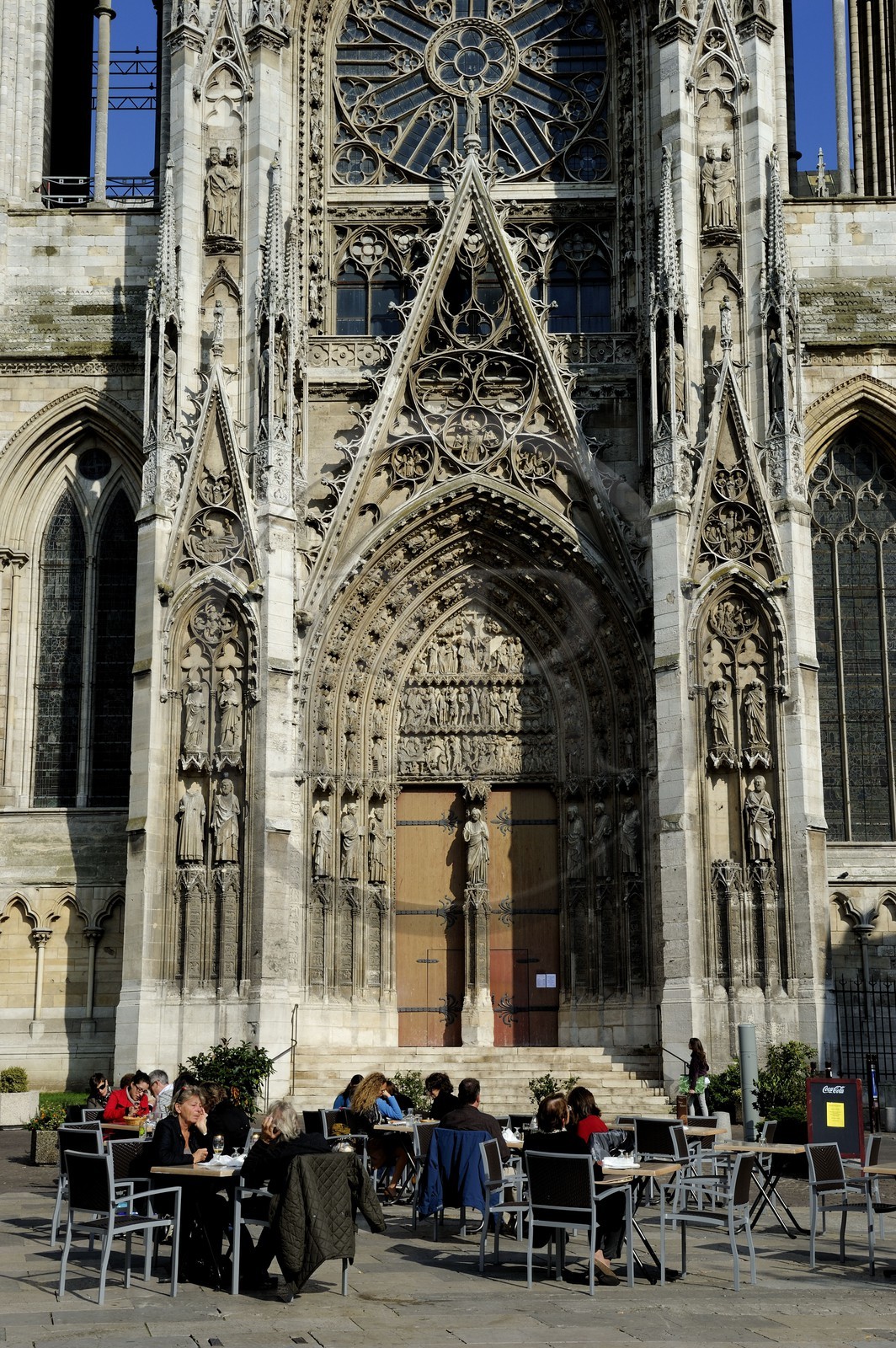 France, Seine-Maritime (76), Rouen, cathédrale Notre-Dame de Rouen, terrasse de café face au portail de la Calende