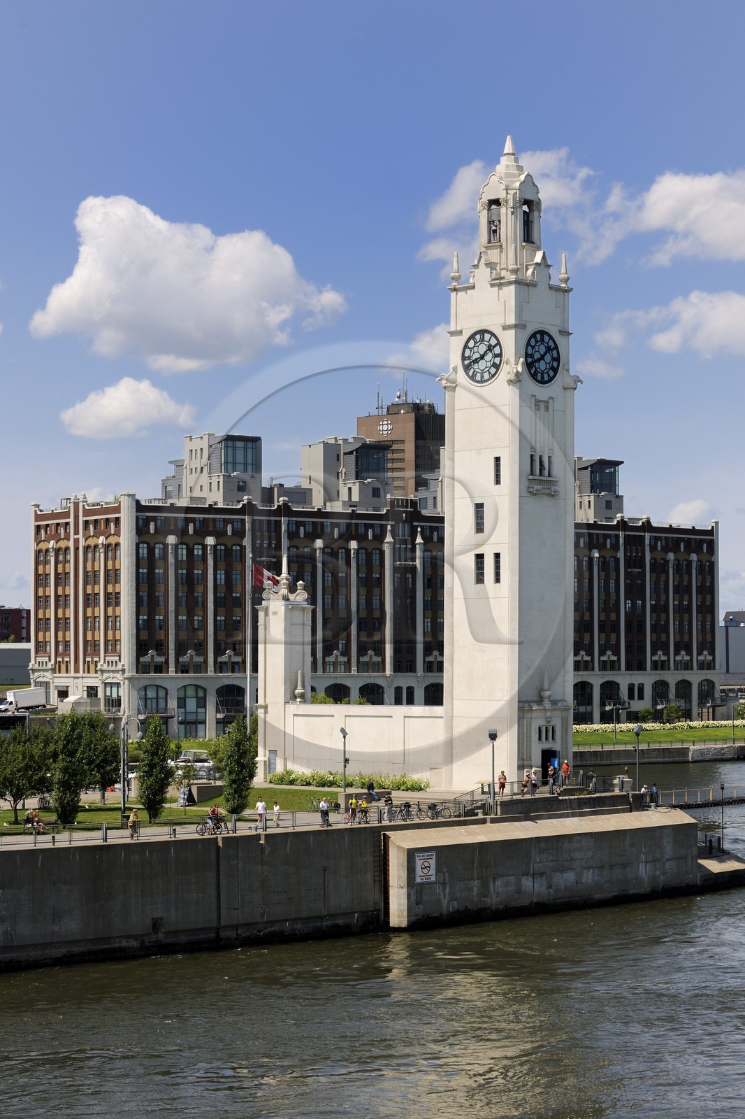 Canada, province de Québec, Montréal, quartier du Vieux-Montréal, le Vieux-Port, la tour de l'Horloge et la brasserie Molson