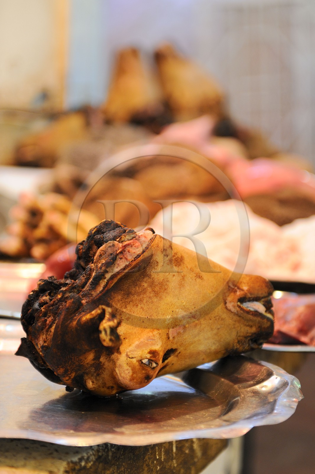 Maroc, Meknès, ville impériale, médina classée Patrimoine Mondial de l' UNESCO, marché couvert de el Hédime, tête de mouton chez le boucher