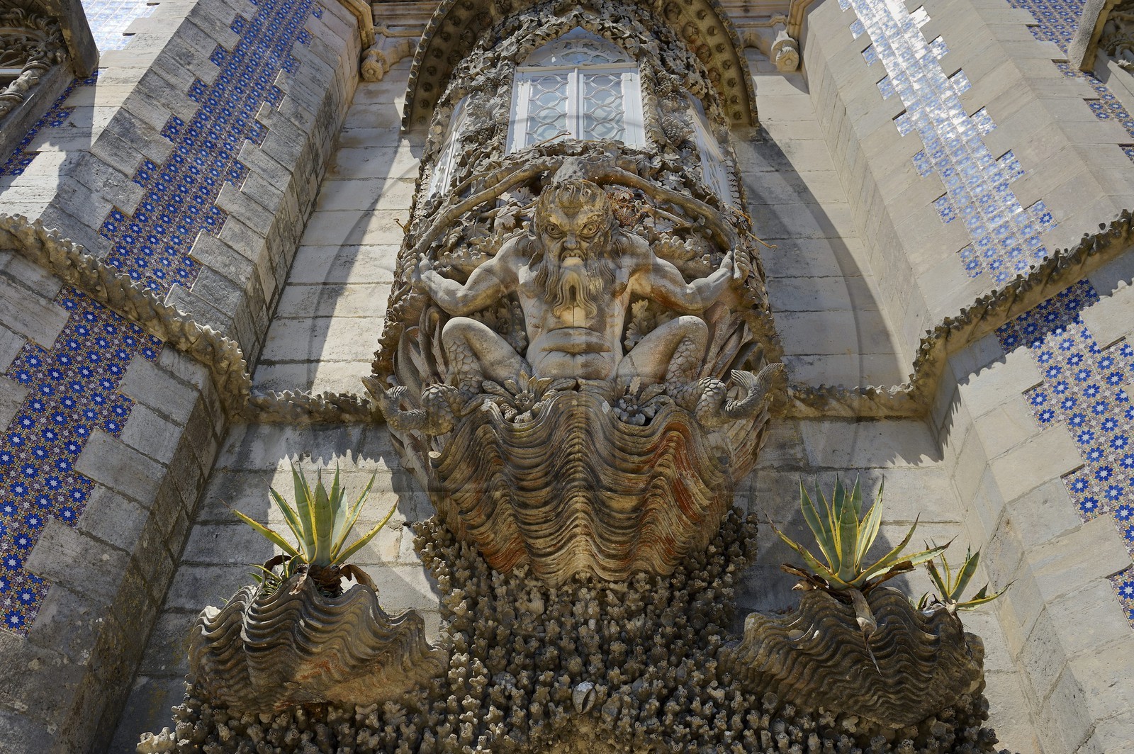 Portugal, région de Lisbonne, Sintra, le Palais national de Pena (Palacio Nacional da Pena) classé Patrimoine Mondial de l'UNESCO, l’arc de triton, décoré de détails néo-manuélins