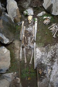 Azerbaïdjan, région de Shaki, Kish, église d'Aghbanie Saint-Élisée-l'Apôtre, squelettes de la crypte