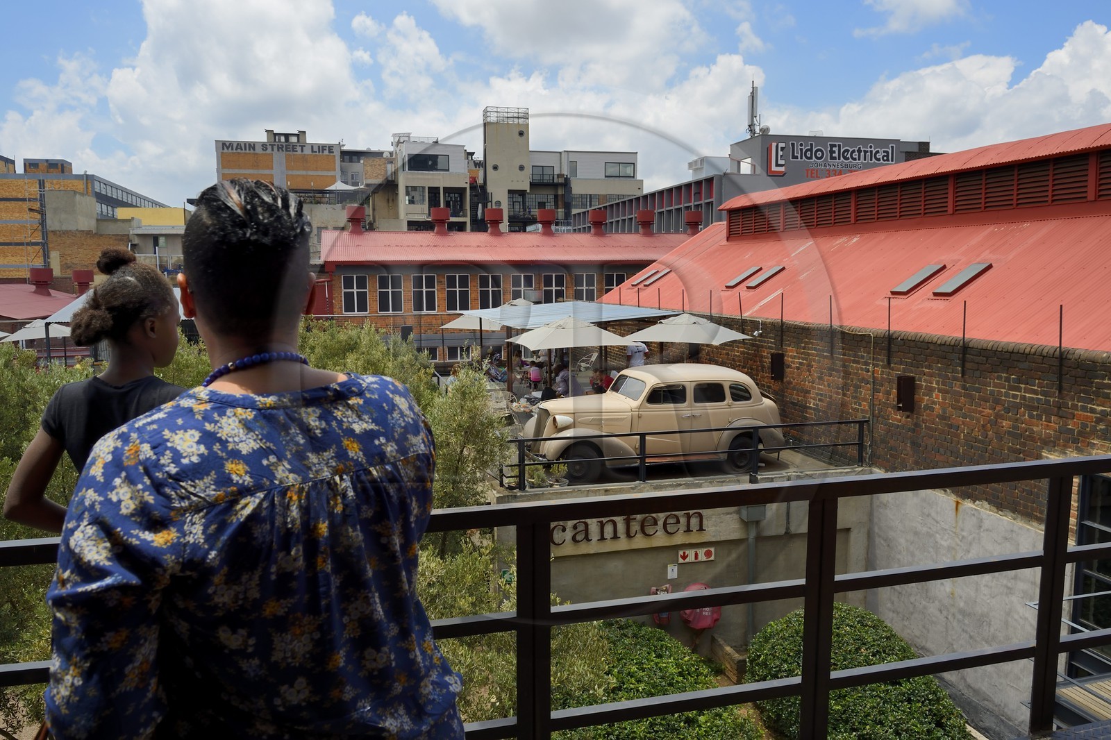 Afrique du Sud, province de Gauteng, Johannesburg, quartier de Maboneng, Arts on Main, lieu culturel dans un ancien entrepôt rénové qui a été construit à l'origine en 1911, mélangeant galeries d'art, librairies, restaurants et boutiques à la mode