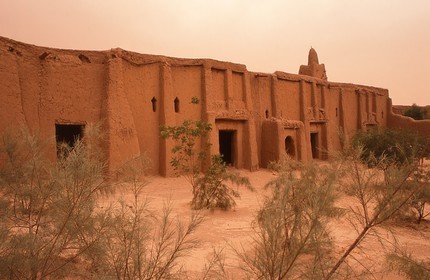Mali, Tombouctou, la mosquée de Djingareyber classée Patrimoine Mondial de l'UNESCO, la plus grande mosquée de Tombouctou pendant une tempete de sable