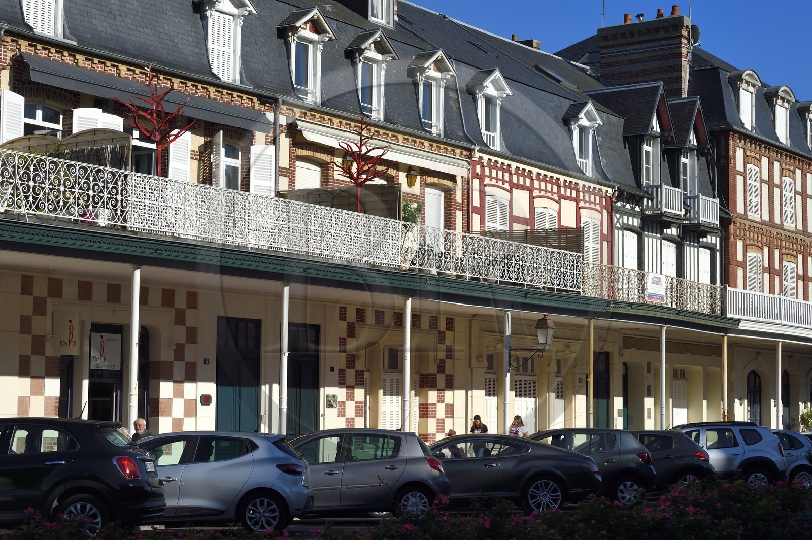 France, Calvados (14), Pays d'Auge, Deauville, sous les arcades avenue Charles de Gaulle