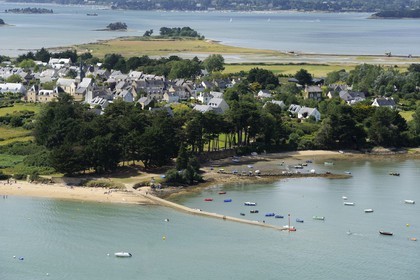 France, Morbihan, Gulf of Morbihan (Golfe du Morbihan), Artz island, town of Le Bourg (aerial view)