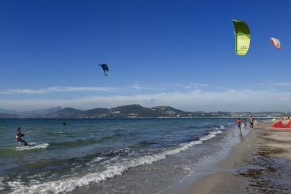 France, Var, Hyeres, Giens peninsula, kitesurfing on Almanarre beach