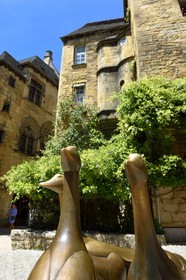 France, Dordogne, Perigord Noir, Dordogne valley, Sarlat la Caneda,  Market Place goose, geese statue by Lalanne, in the background the Hotel de Vassal of the fifteenth century