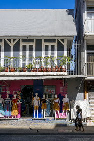 France, Guyane, Cayenne, rue François Arago dans la vieille ville, mannequins aux tissus colorés du magasin de prêt à porter Wax