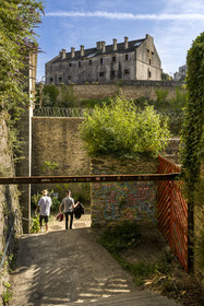 France, Finistère (29), Brest, la Saint Malo dans le vallon du Pontaniou en contrebas du plateau des Capucins dans le quartier de Recouvrance, la prison maritime de Pontaniou et ancienne maison d'arrêt de l'arsenal de Brest en arrière plan