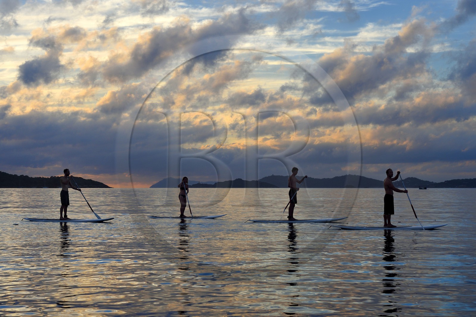 France, Var (83), Iles d'Hyères, parc national de Port Cros, Ile de Porquerolles, stand-up paddle au large de la plage de la Courtade guidés par Alexandre Bernd France, Var (83), Iles d'Hyères, parc national de Port Cros, Ile de Porquerolles, stand-up paddle au large de la plage de la Courtade guidés par Alexandre Bernd