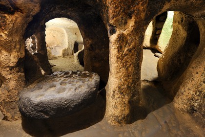 Turquie, Anatolie Centrale, province de Nevsehir, Cappadoce classée Patrimoine Mondial de l'UNESCO, ville sousterraine de Kaymakli de huit niveaux, pierre de basalte servant de mortier et de porte barricade