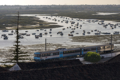 Portugal, Algarve, Faro, la ligne ferroviaire de l'Algarve (Linha do Algarve) qui relie la ville de Lagos à celle de Vila Real de Santo Antonio en bordure du Parc naturel de la Ria Formosa