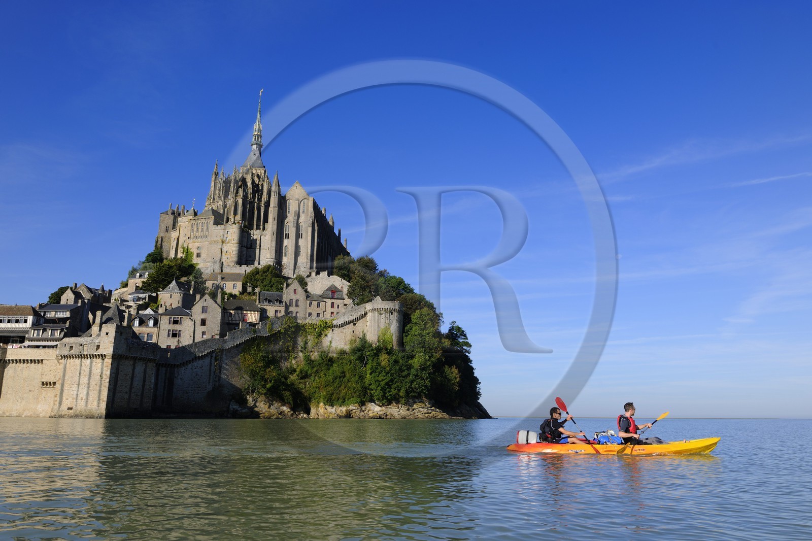 France, Manche (50), Mont-Saint-Michel côté Est à marée haute, classé Patrimoine Mondial de l'UNESCO, traversée de la Baie du Mont-Saint-Michel en kayak (www.seakayak-fr.com)