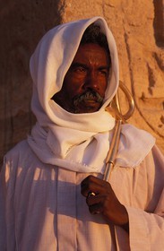 Egypte, Nubie, Abou Simbel, site classé Patrimoine Mondial de l' UNESCO, le temple de Nefertari dédié à la déesse Hathor, gardien avec la croix de vie (ankh) devant le temple