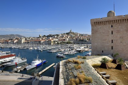 France, Bouches-du-Rhône (13), Marseille, le Fort Saint Jean à l'entrée du Vieux Port, l'Abbaye Saint Victor et la basilique Notre Dame de La Garde en arrière plan