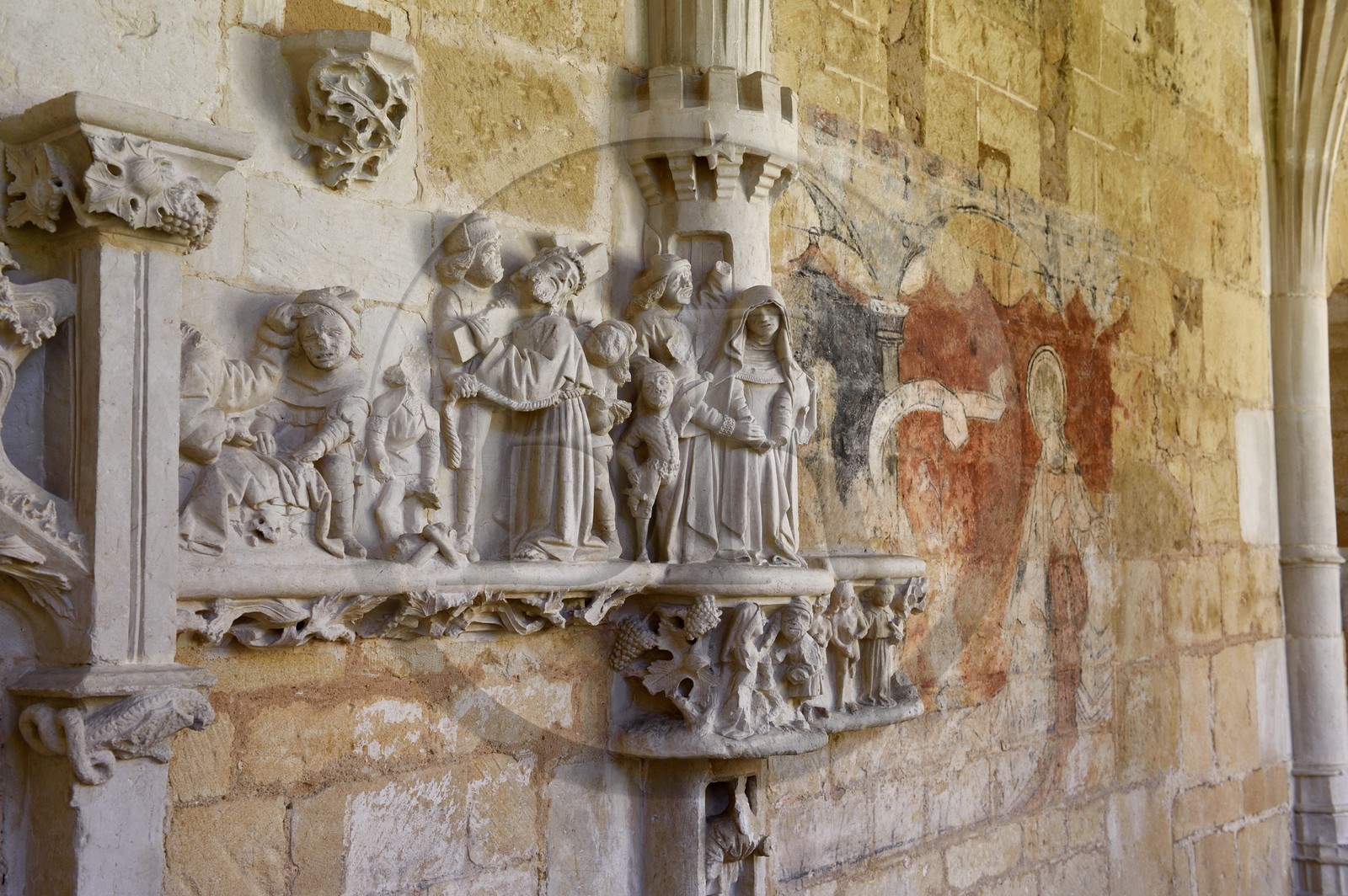 France, Dordogne (24), Périgord Noir, Le Buisson-de-Cadouin, abbaye de Cadouin, étape sur le chemin de Compostelle, site classé Patrimoine Mondial de l'UNESCO, le cloitre du XVe siècle, bas-relief de la passion du Christ au dessus du banc des moines (détail)