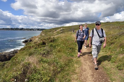 France, Finistère (29), Moelan-sur-Mer, le littoral entre Kerfany les Pins et la plage de Trenez sur le chemin de Grande Randonnée GR 34 ou sentier des douaniers