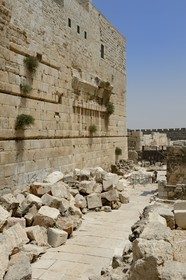 Israel, Jérusalem, ville sainte, vieille-ville classée Patrimoine Mondial de l'UNESCO, Le Mont du Temple au Centre Davidson, mur de soutènement ouest de l'esplanade du Temple construite par Hérode Ier le Grand, traces de l'arche de Davidson dans la rue d'Hérode