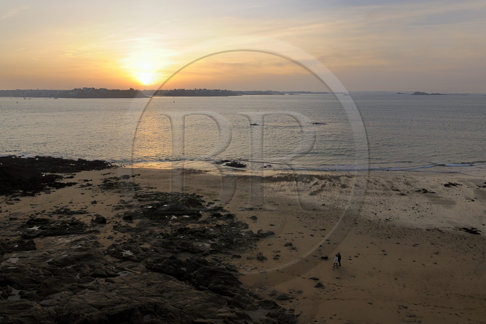 France, Ille-et-Vilaine (35), côte d'émeraude, Saint-Malo, la plage faisant face à Dinard