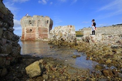 Italie, Toscane, l’Ile d’Elbe, Portoferraio, la Tour Torre del Martello à l'entrée du vieux Port