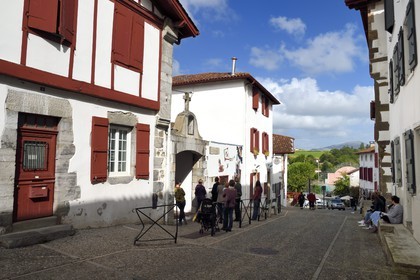 France, Pyrénées-Atlantiques (64), Pays-Basque, Espelette, maison traditionnelle avec linteau sculpté de 1663 et l'entrée de l'école primaire Saint-Etienne