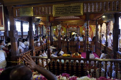 Sri Lanka, province du centre, Kandy, ville sacrée classée patrimoine mondial de l'UNESCO, Temple de la Dent de Bouddha (Sri Dalada Maligawa), salle du sanctuaire, la dent est conservée dans un reliquaire en or en forme de dagoba