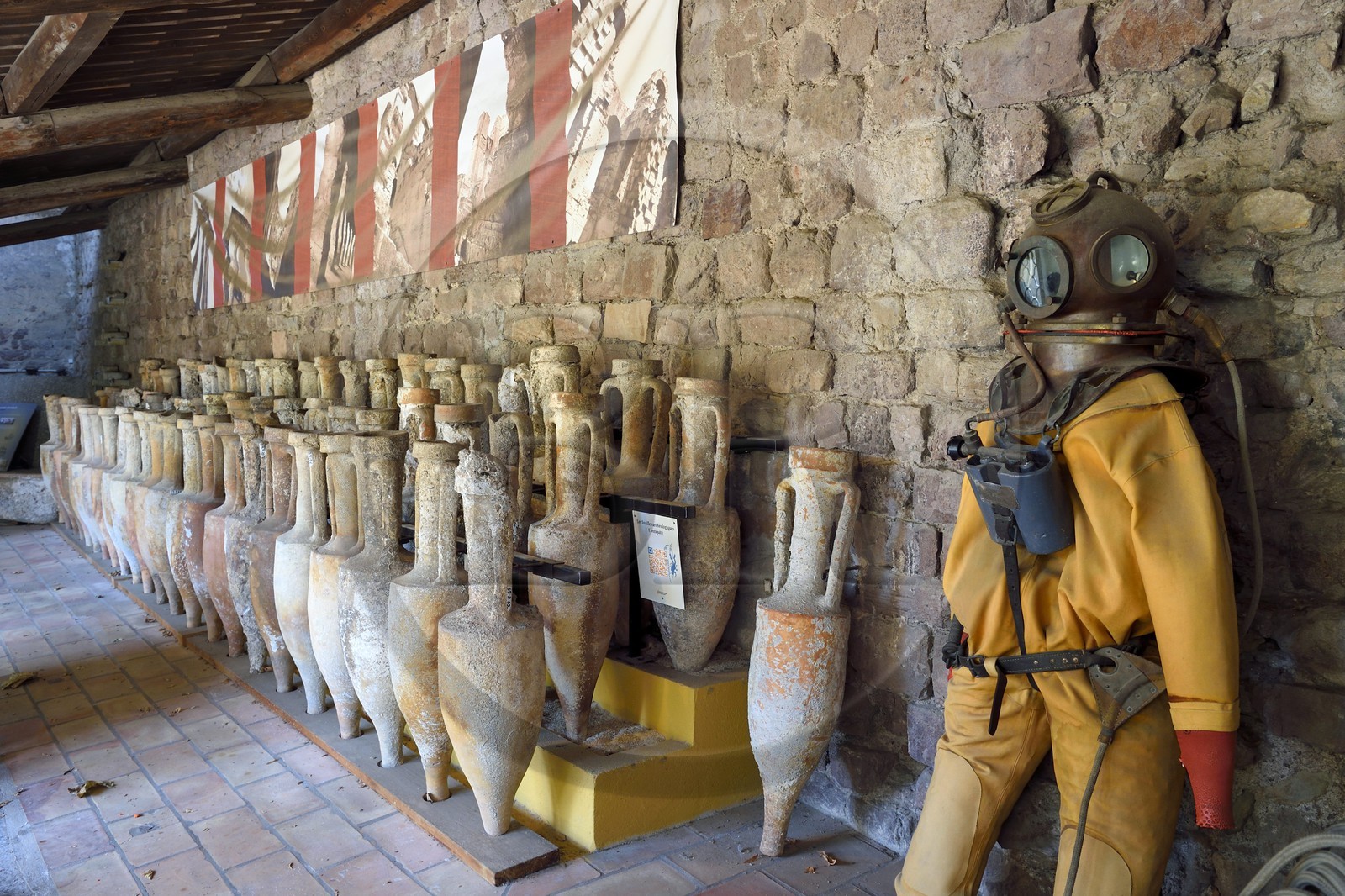 France, Var (83), Saint-Raphaël, musée archéologique, amphores romaines trouvées vers le Dramont et scaphandre