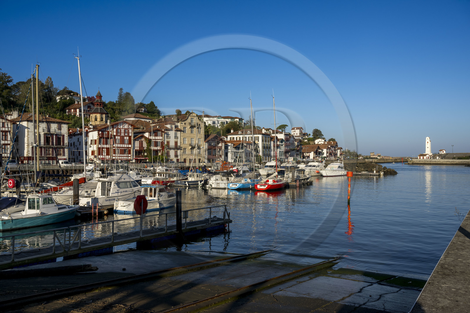 France, Pyrénées-Atlantiques (64), la côte du Pays-Basque, Ciboure, la maison natale de Maurice Ravel (en pierre) et le clocher de l'église Saint-Vincent en bordure du port France, Pyrénées-Atlantiques (64), la côte du Pays-Basque, Ciboure, la maison natale de Maurice Ravel (en pierre) et le clocher de l'église Saint-Vincent en bordure du port