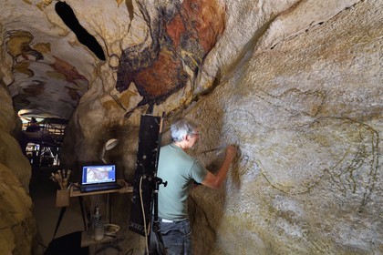 France, Dordogne (24), Montignac, chantier du futur Centre International de l'Art pariétal de Montignac-Lascaux (Lascaux 4), le diverticule axial de la grotte reconstituée par l’Atelier des Fac-Similés du Périgord (AFSP), finitions des peintures murales de la partie inférieure par l'artiste peintre Gilles Lafleur