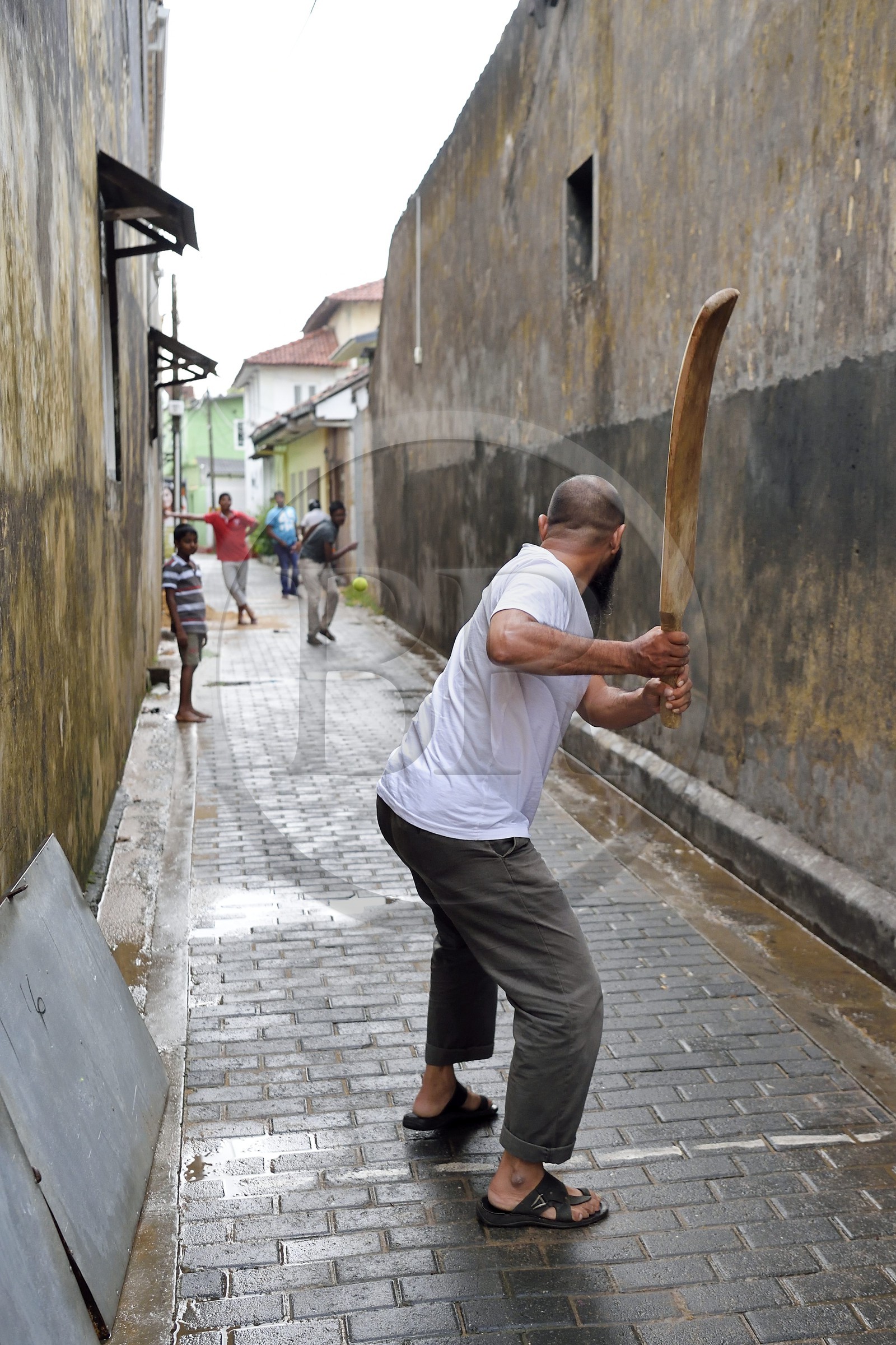 Sri Lanka, Province du Sud, Fort de Galle, classé Patrimoine Mondial de l'UNESCO, jeu de cricket dans une ruelle