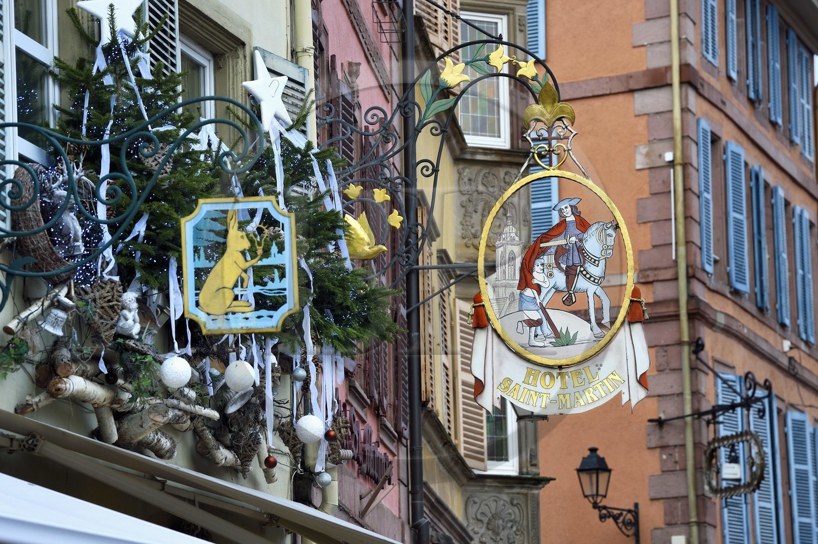 France, Haut-Rhin (68), Colmar, enseignes traditionnelles dans la Grand Rue avec des décorations de Noël