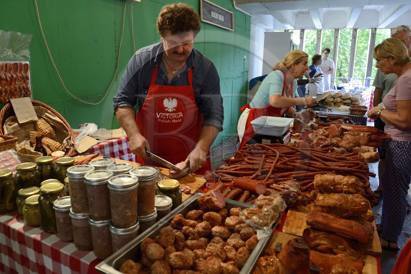 Afrique du Sud, province de Gauteng, Johannesburg, quartier de Braamfontein, Neighbourgoods Market, marché du samedi qui est autant une source d'approvisionnement pour des aliments de la ferme et des produits spécialisés comme il est un point de rencontre de la communauté pour échanger des idées et être entrainé par l'énergie qui fait Joburg