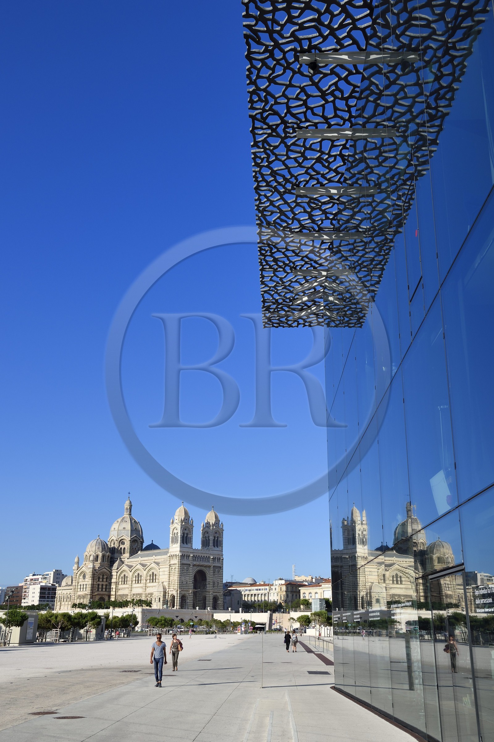 France, Bouches-du-Rhône (13), Marseille, MuCEM (Musée des civilisations de l'Europe et de la Méditerranée) par les architectes Rudy Ricciotti et R. Carta, Cathédrale La Major (XIXe siècle) en arrière plan