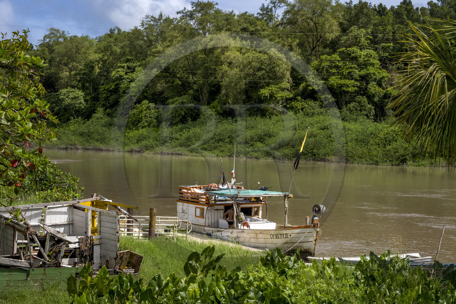 France, Guyane, Iracoubo, bateau faisant du transport de marchandises sur le fleuve Iracoubo