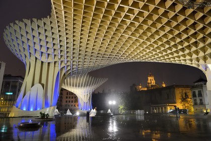 Spain, Andalusia, Seville, Plaza de la Encarnacion - Plaza Mayor, Metropol Parasol (built 2011) by architect Jurgen Mayer-Hermann