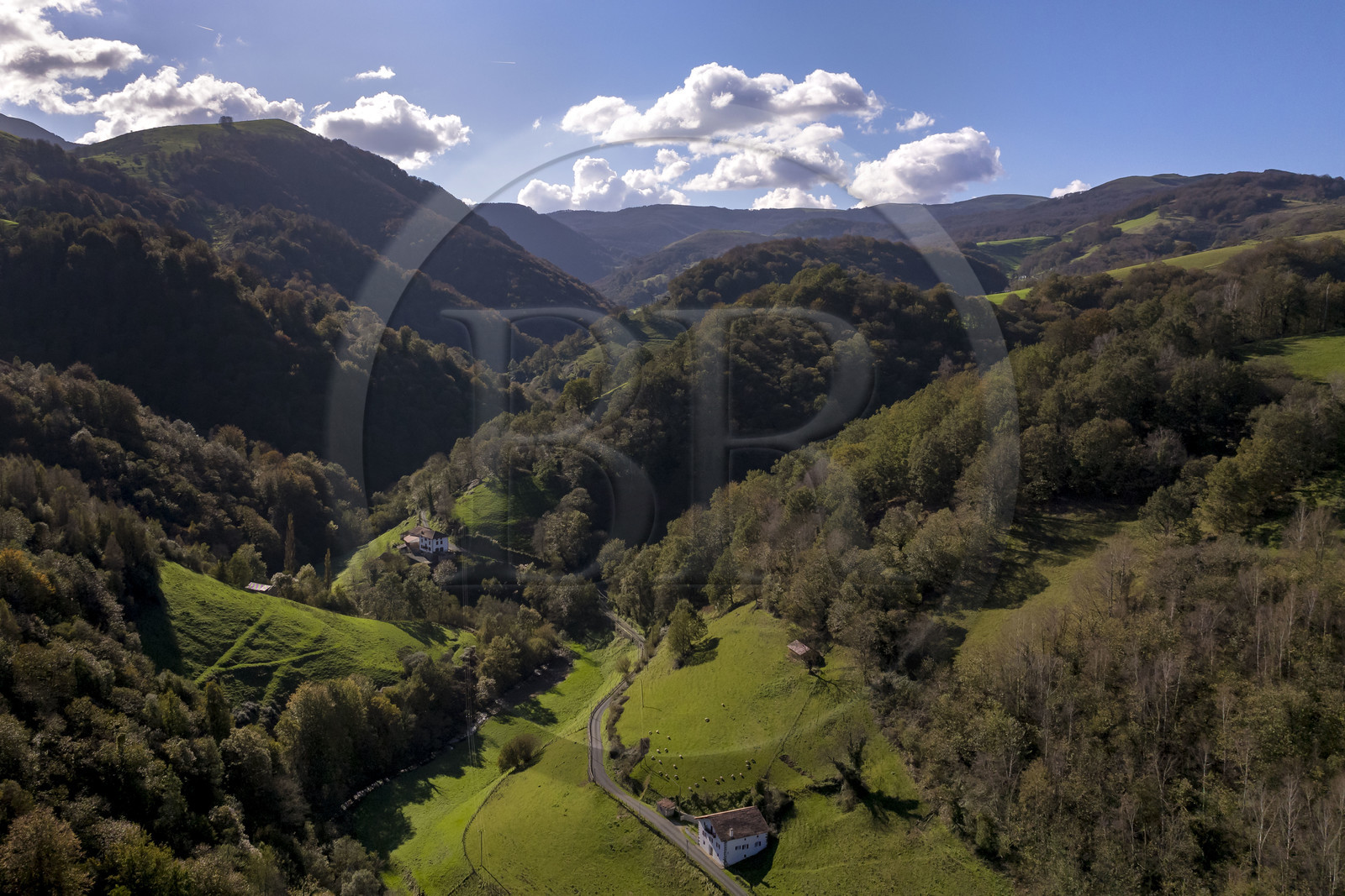 France, Pyrénées-Atlantiques (64), Pays-Basque, la vallée des Aldudes à Urepel, le Kintoa (le pays Quint) et la frontière espagnole en arrière plan (vue aérienne)
