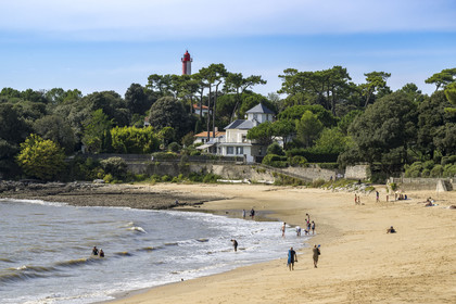 France, Charente-Maritime, Royan region, Saint Palais sur Mer, Platin beach and the Terre-Nègre Lighthouse in the background