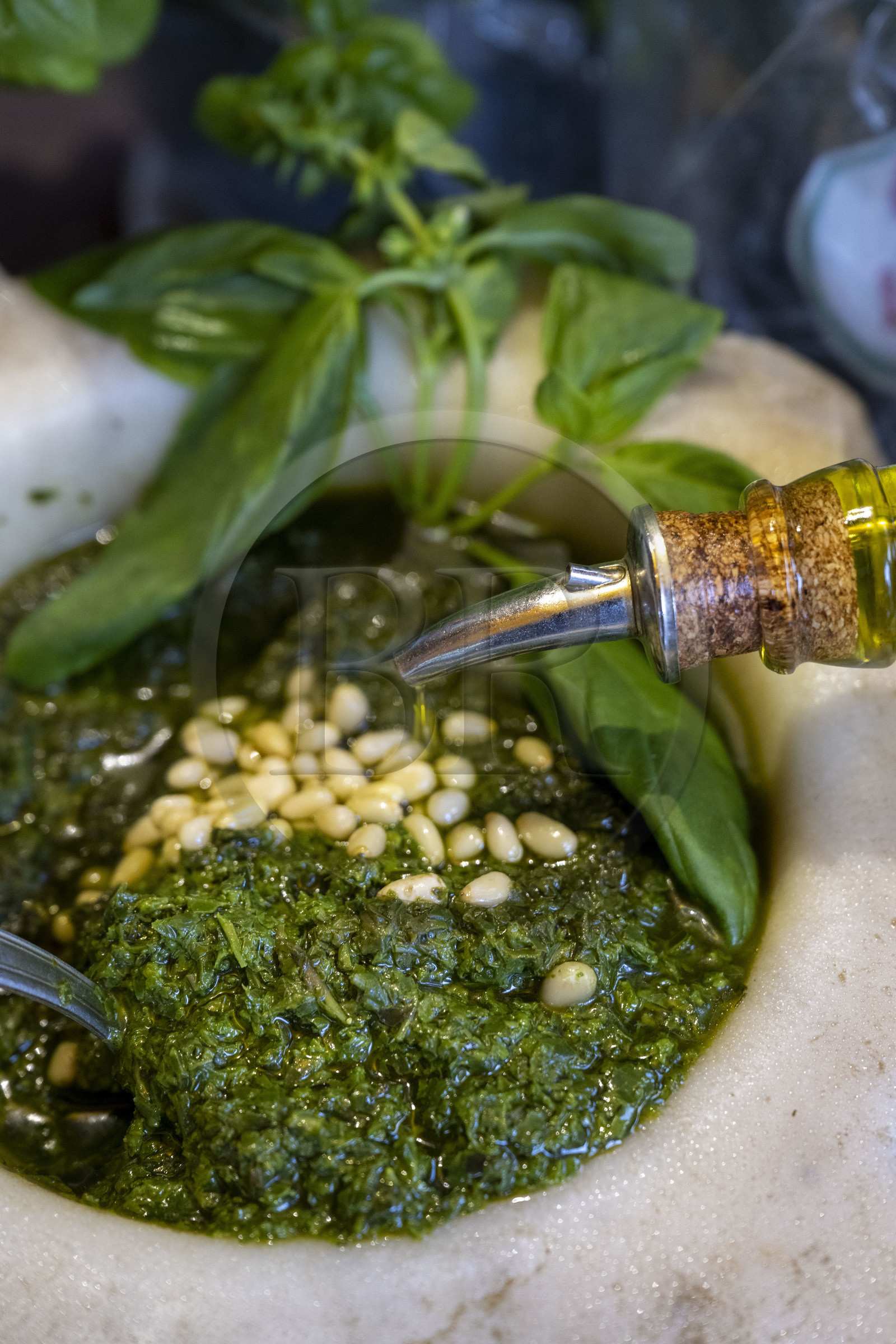 France, Alpes-Maritimes (06), Nice, restaurant Lou Balico spécialisé dans le basilic, Sara Issautier présente la préparation du pesto traditionnel (basilic, ail, pignons, huile et parmesan)