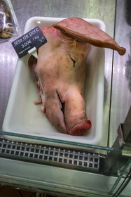 France, Charente-Maritime (17), La Rochelle, le vieux marché couvert du XIXème siècle, tête de cochon