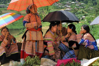 Vietnam, Lao Cai province, Bac Ha district, Can Cau market, women from the Flower Hmong minority