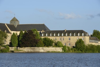 France, Ille-et-Vilaine (35), forêt de Brocéliande, l'abbaye de Paimpont en bordure de l'étang