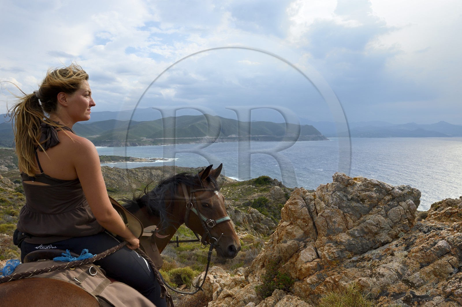 France, Haute-Corse (2B), Nebbio, désert des Agriates, Anse de Peraiola, cavalière au Nord-Est de la plage d'Ostriconi sur la Punta di l’Acciolu (Acciola)