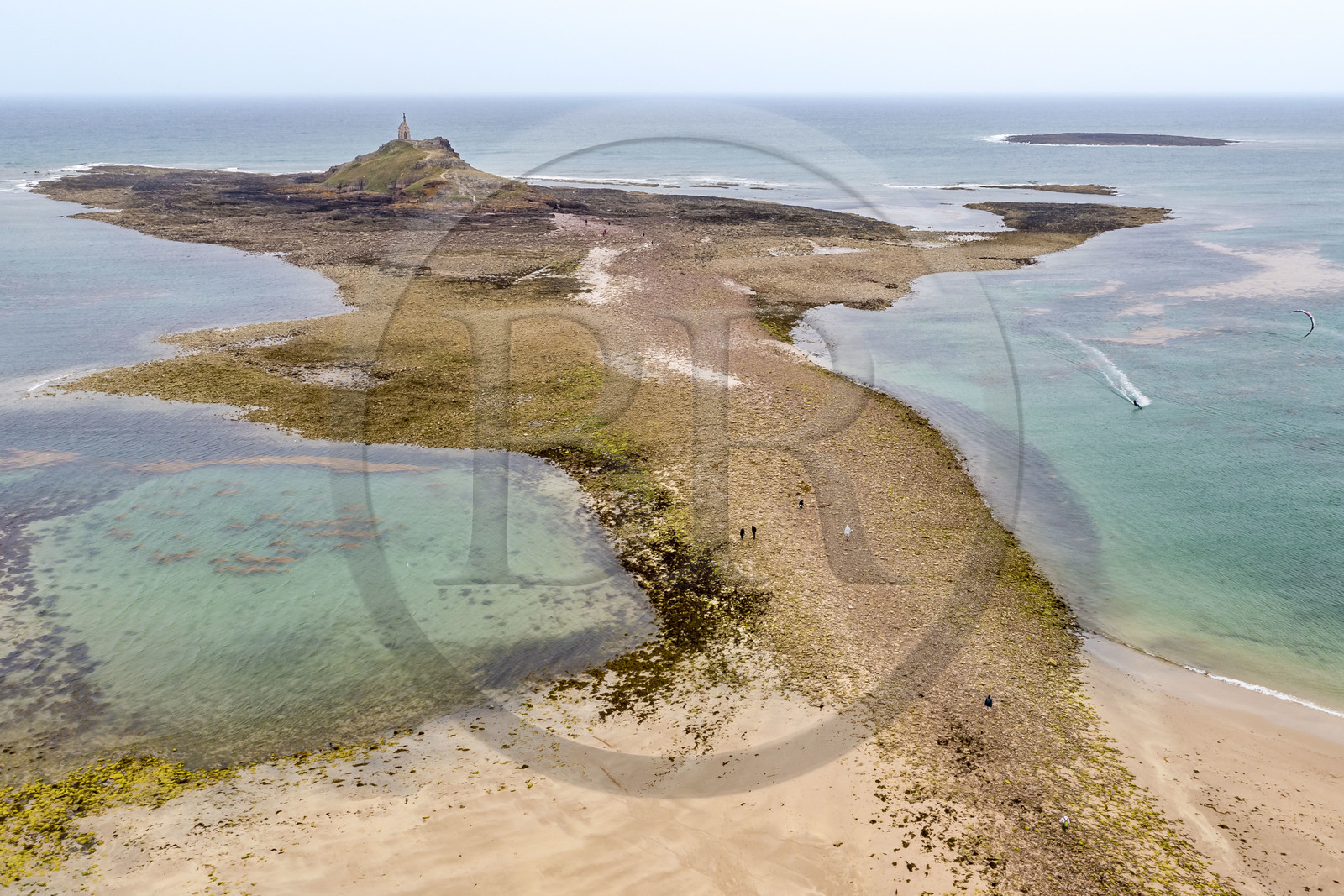 France, Côtes d'Armor (22), Grand Site de France Cap d'Erquy – Cap Fréhel, Erquy, l'Ilot Saint-Michel surmonté de la chapelle Saint-Michel accessible à pied à marée basse par un tombolo (vue aérienne)