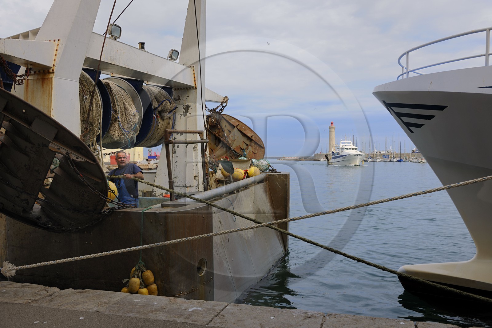 France, Hérault (34), Sète, Vieux Port, activité d’amarrage sur le quai de la criée et le phare du Môle Saint-Louis