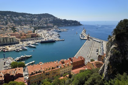 France, Alpes-Maritimes (06), Nice, le vieux port ou port Lympia depuis la colline du chateau